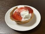 【ローソン　Uchi Café×ICHIBIKO　サマーストロベリータルト】いちごムースのタルトの上には、たっぷりのいちごソースがかかっています。