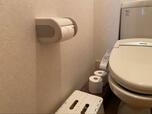 【DIY前】よくある賃貸住宅のトイレ。トイレットペーパーは床に直置き