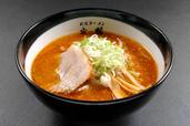 「【札幌ラーメン武蔵】熟成辛味噌らーめん」＜価格：税込1,100円＞【【福岡】ひんや〜りしたい人集まれ！「生メロンソフトクリーム」や「冷たいラーメン」で涼しむ『夏の北海道展』開催！】　