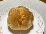 【セブン-イレブン たっぷりホイップのダブルシュー】しっとりした薄めのシュー生地が、クリームのおいしさを引き立てます