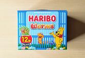 【三菱食品 ハリボー ワームス 960g（12袋） 1498円】虫かごをイメージした、取っ手付きの箱が印象的
