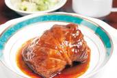 平五郎　ロールキャベツ（ライス・サラダ・スープ付）980円　握りこぶしより大きなロールキャベツは、中までデミグラスソースがしみ込んでいる。
