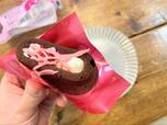 【ローソン Uchi Café 生ガトーショコラほんのりいちご】ショコラの中にほんのりいちごの味わいが新鮮！