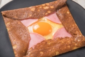 半熟卵とロースハムのガレット