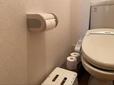 【DIY前】よくある賃貸住宅のトイレ。トイレットペーパーは床に直置き