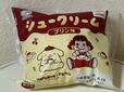 【不二家×ポムポムプリン ポムポムプリン30th ペコちゃんとお祝いシュークリーム(プリン味)】パッケージにはレトロなペコちゃんがプリントされています