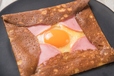 半熟卵とロースハムのガレット