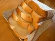 【ロピア 7/7食パン】横から見るとしっかりとした厚みと耳のきれいな焼き色が際立っています、トーストしたときのサクッという食感が想像できる見た目です！