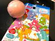 【セリア　しゅわしゅわばすぼ　Care Bearsバスボール】ほのかにいちごの香りが漂います