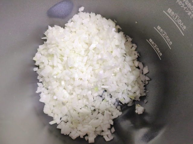 【アイリスオーヤマ 自動かくはん式調理機 CHEF DRUM（DAC-IB2-C）】手間のかかる飴色玉ねぎもラクラク！油と玉ねぎをセットしてボタンを押すだけ◎