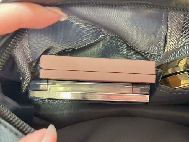 フロント下段のマチ付きポケットはアイシャドウパレットやハイライトパレットを入れるのもおすすめ
