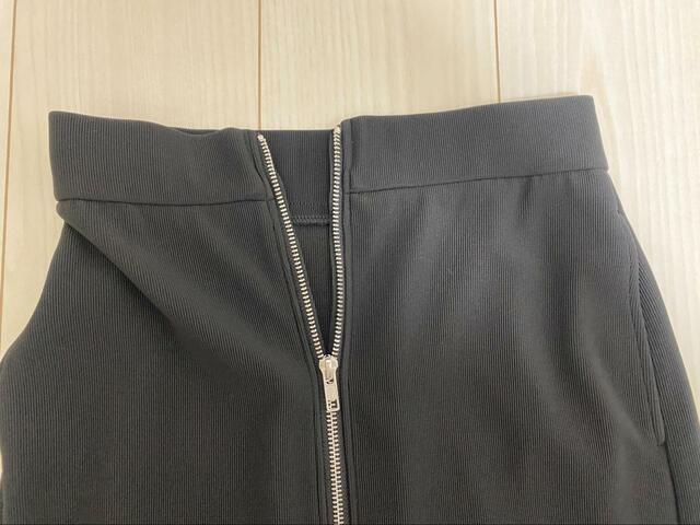 【GU フロントジップナローロングスカートQ】ストレッチ生地なので、ヒップやウエスト周りもキツくなく快適に過ごせます