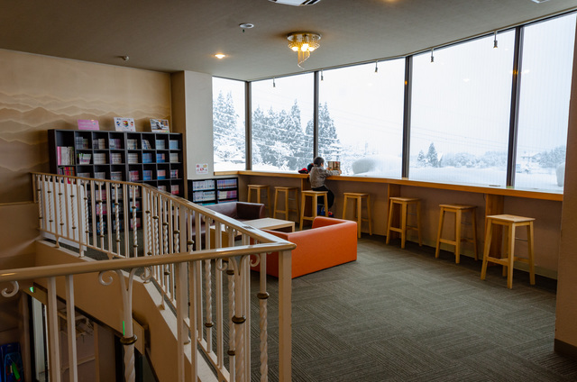 むいか温泉ホテル内の休憩スペース｜ムイカスノーリゾート（子どもモデルのスノーウェア提供：ISBJÖRN） 