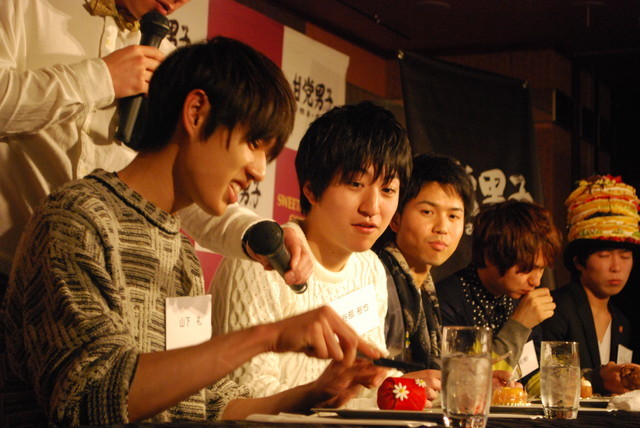 『甘党男子』イベント／スイーツスマイルコンテスト・食レポ審査