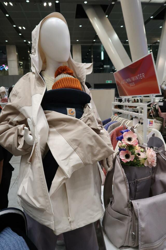 【ワークマン　撥水ペアマウンテンパーカー】大人用とキッズ用をファスナーでドッキングさせると、抱っこ紐ごと着られるママコートになる画期的なアイテムです！