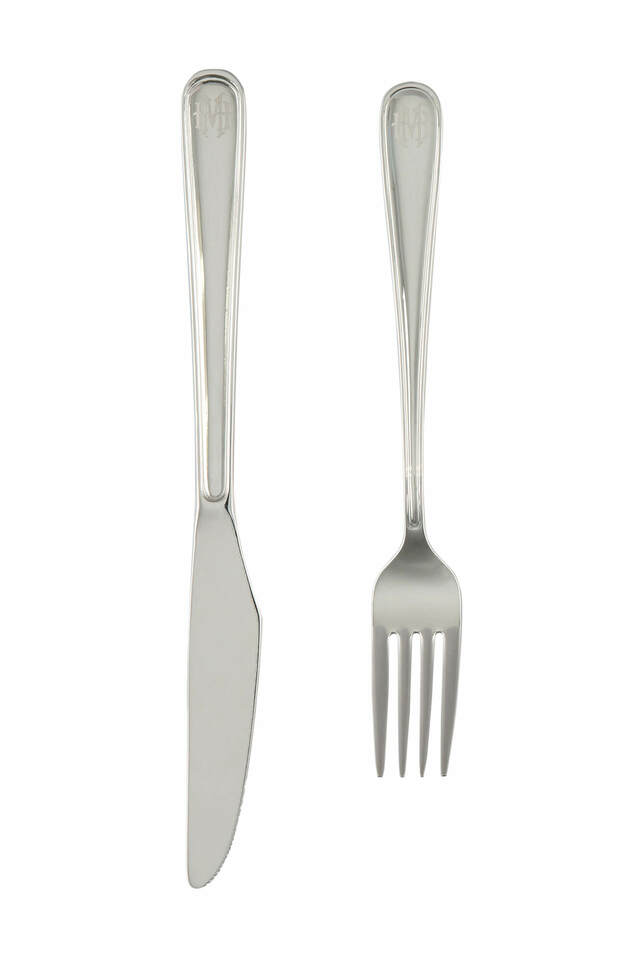 カトラリーセット 2,400円｜サイズ：（フォーク）長さ約18cm、（ナイフ）長さ約22cm｜東京ディズニーリゾート「ディズニーストーリービヨンド」グッズ｜販売店舗：東京ディズニーランド「キングダム・トレジャー」｜発売日：2023年1月26日（木）