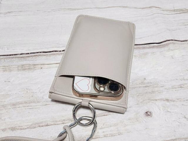 バックのポケットにスマホを入れるとこんな感じになります