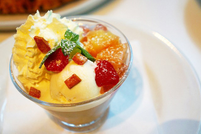 ロイヤルソイミルクティーパフェ594円