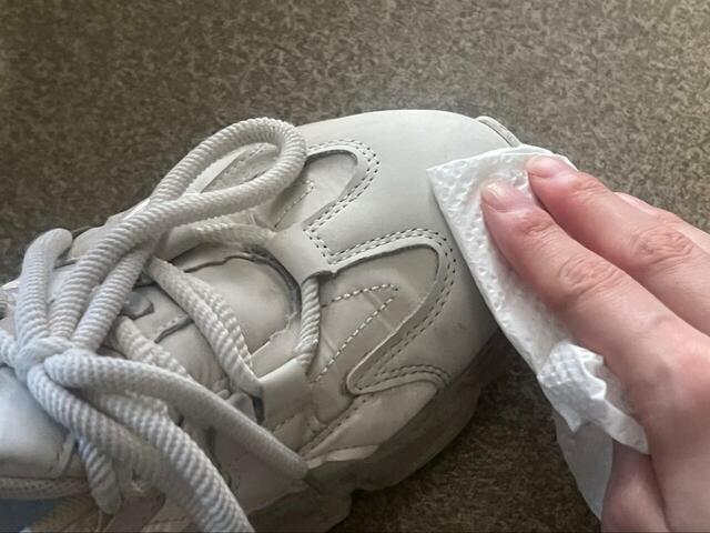 【拭くノ助 スニーカークリーナーシート】シートで擦った後は乾いた布で拭きます