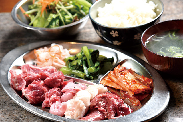 焼肉 永福苑　ミックス 1000円（ライス、サラダ、スープ付）　肉やホルモンのほか、たっぷりの野菜もいただくことができる。