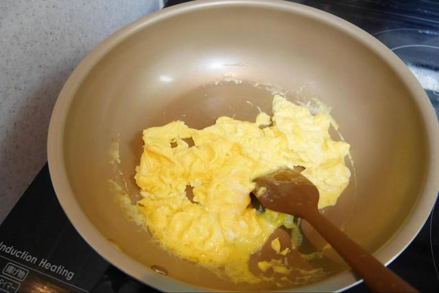 【えびとブロッコリーの卵炒め】半熟卵を作ります