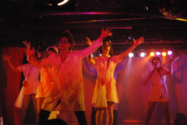 はとバスソロ活体験／黒鳥の湖・ショータイムの模様