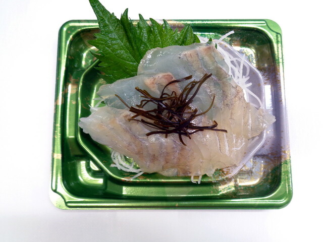 「刺身　自家製昆布〆 ひらめ」小サイズ 300円（税込）