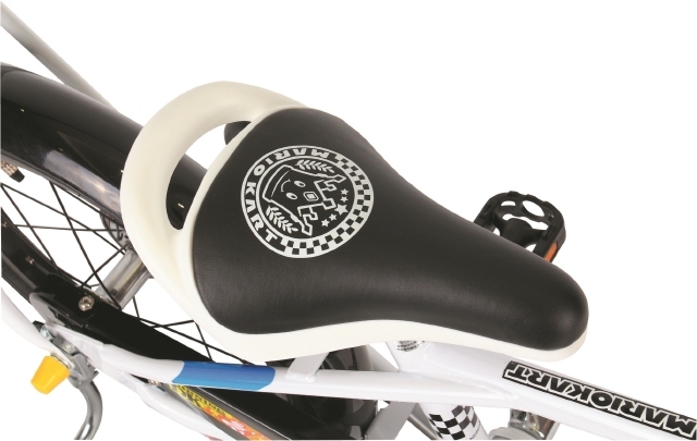 ロゴがデザインされた取手付きサドル