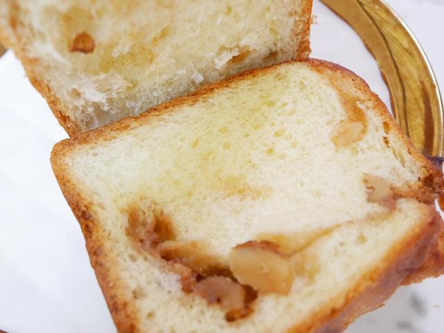 デニッシュにも見えますが、食パンのような生地／シナモンブレッド（くるみ）　ハーフ　税込418円