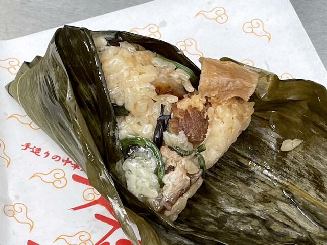 【茶寮 中野店】笹の葉をはがすと、チャーシューが入ったちまきが