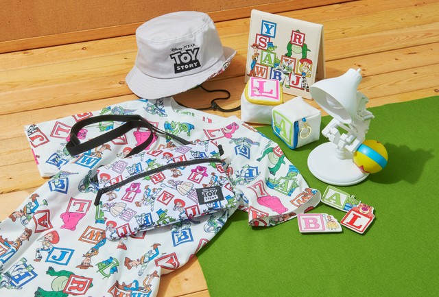 左から) T シャツ(M/L サイズ)3,500 円/サコッシュ 2,300 円/ハット 3,000 円/ミラー 1,900 円/キーチェーン 各 900 円/フィギュア 4,500 円/ミニプレート 各 700 円 