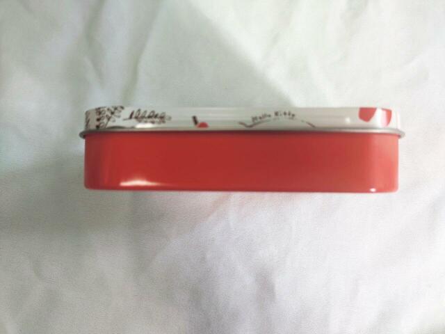 ケース側面【ハローキティの缶ケース】