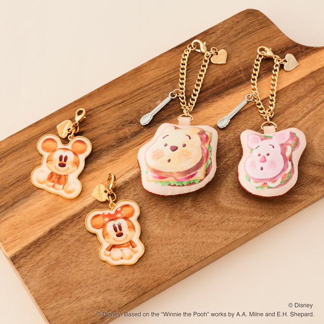 ファスナーチャーム ￥4,400、バッグチャーム ￥6,050｜サマンサタバサプチチョイス ディズニー「Nuiパン」コレクション