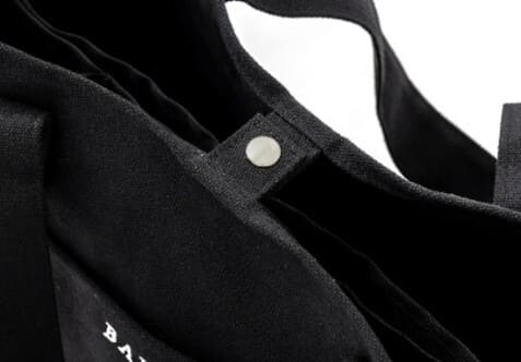 【『BAYFLOW 収納5ポケット LOGO TOTEBAG BOOK BIG』(宝島社)】中身を隠せるスナップボタン