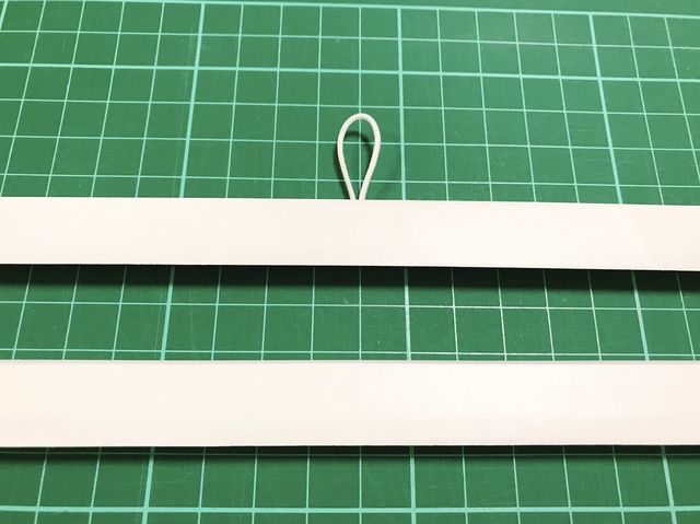 モール上側に両面テープを貼ります