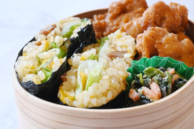 【冷凍炒飯アレンジレシピ「炒飯おにぎらず」】夏場のお弁当に持っていく場合は、きちんと保冷をしてお弁当が傷まないようにしましょう