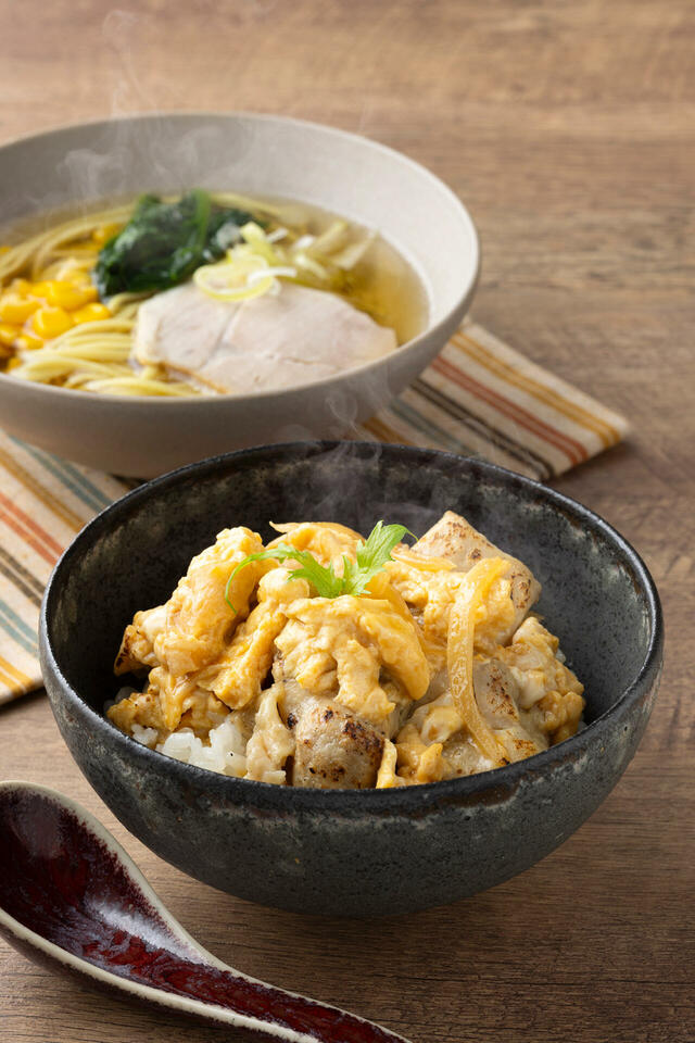「（手前）やきとり目丼、（奥）函館の塩ラーメン」＜期間：2025年10月1日～10月31日＞【北海道の美味いものが大集合！『北海道なまら美味いフェアランチバイキング～前編～』が「ホテル日航成田」で開催中！】