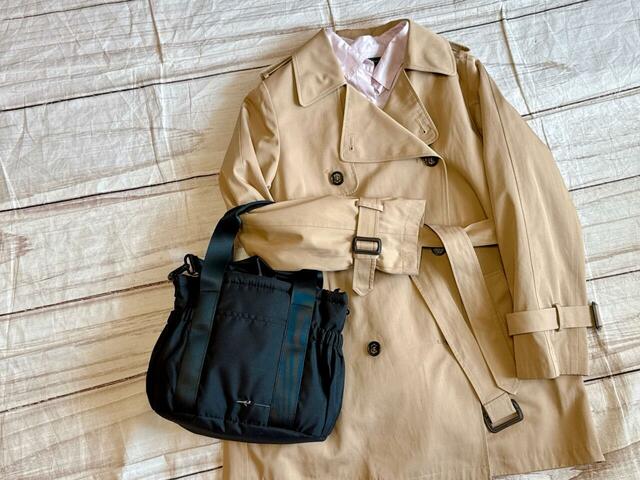 ハンドバッグとして持つときは、トレンチコートでクリーンなスタイルに♪