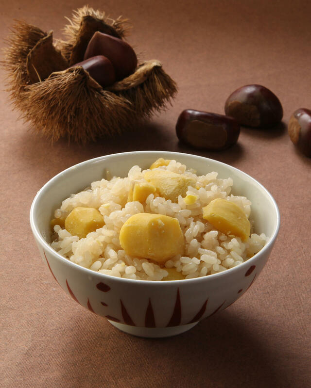 「栗ご飯」＜期間：2025年9月26日〜＞【【大かまど飯 寅福】炊き立ての新米がお替りし放題！「松茸ご飯」「栗ご飯」「秋刀魚の塩焼き定食」が期間限定で登場！】