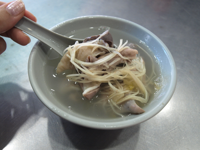 朝７時からぶつ切りの大きなモツを朝から堪能できる『老圓環食品』。臭みはまったくない