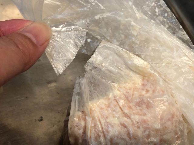 【鶏肉団子スープ】袋の角を小さくカット