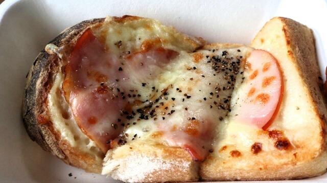 【上島珈琲店 3種チーズのクロックムッシュ (ミニサラダ付)セット 】ベシャメルソース、ハム、チーズの層が香ばしく焼き上げられたクロックムッシュです