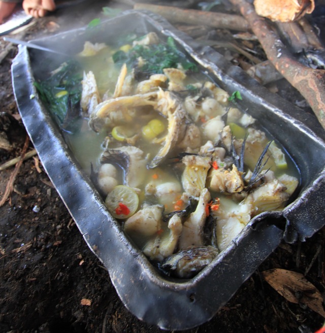 こちらはトムヤム風味の味付けをしたプラーチョンというライギョ。パプアでは外来種だが、故郷のアジアでは美味しい魚とされているので、アジア風のイチオシ料理に