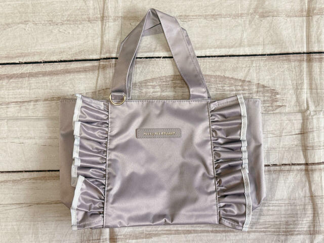 ジル バイ ジルスチュアートのブランドアイコン的存在のフリルトートバッグ！