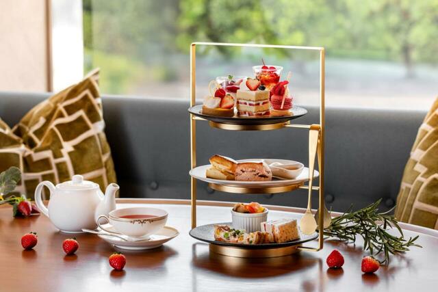 「アフタヌーンティーセット～ストロベリー～」＜期間：2026年1月5日～4月30日＞【“断面美”ミルフィーユやフレジエが登場！苺がきらめく「横浜ベイシェラトンのナイトスイーツブッフェ」】