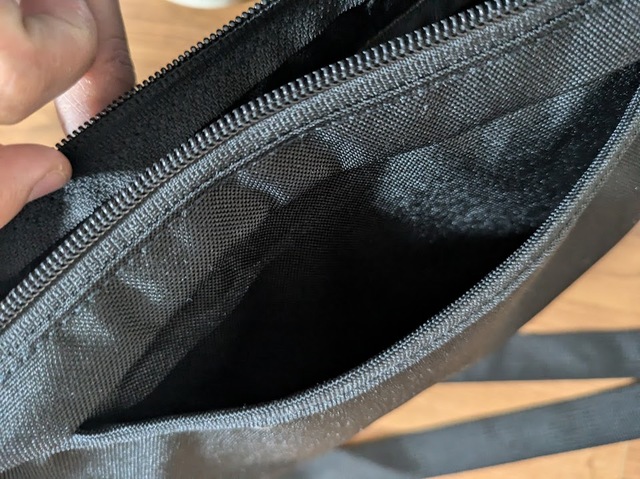 【無印良品 背面ポケット付き　撥水ショルダーバッグ】背面ポケットは薄いタイプで上部からサッと取り出したいものを差し込めて便利！