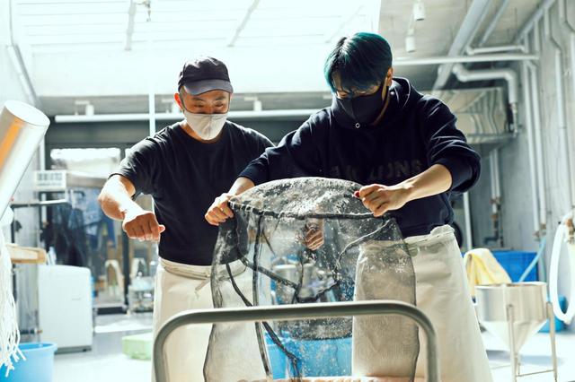 橘ケンチとともに洗米後の米を移す作業から中務裕太にとっての初の造り体験がスタート