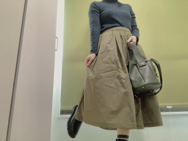 【ワークマン レディース撥水ライトスカートレイン】タートルネックと合わせた上品スタイルも◎