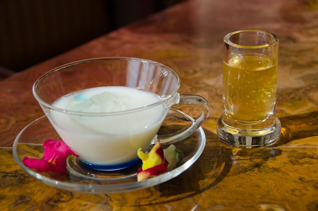 東京ディズニーランドホテル ドリーマーズ・ラウンジ「マッドティーパーティー」©Disney