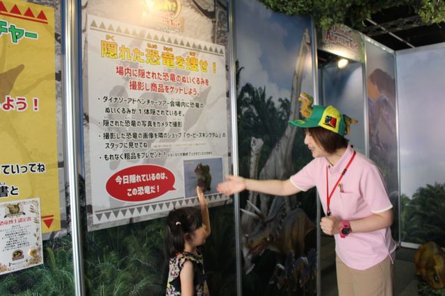 わからないことがあれば、アトラクションのクルーに聞いてみて！